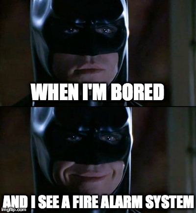 Batman: Когда мне скучно.... и я вижу пожарную сигнализацию.....